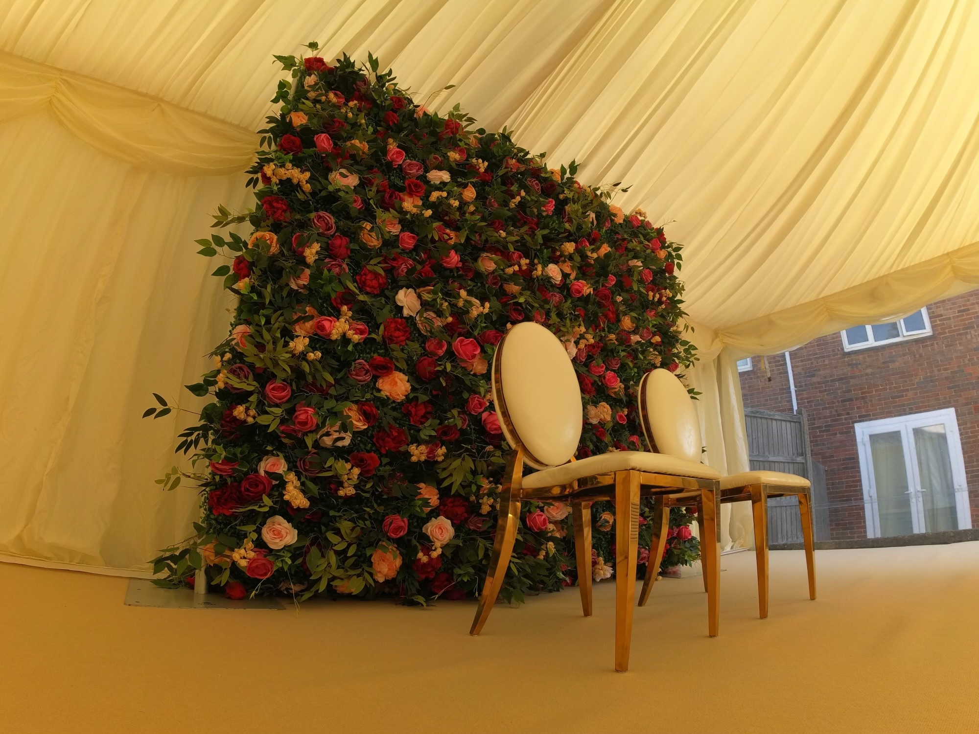 Flower wall with chiavari chairs — Regiis Events