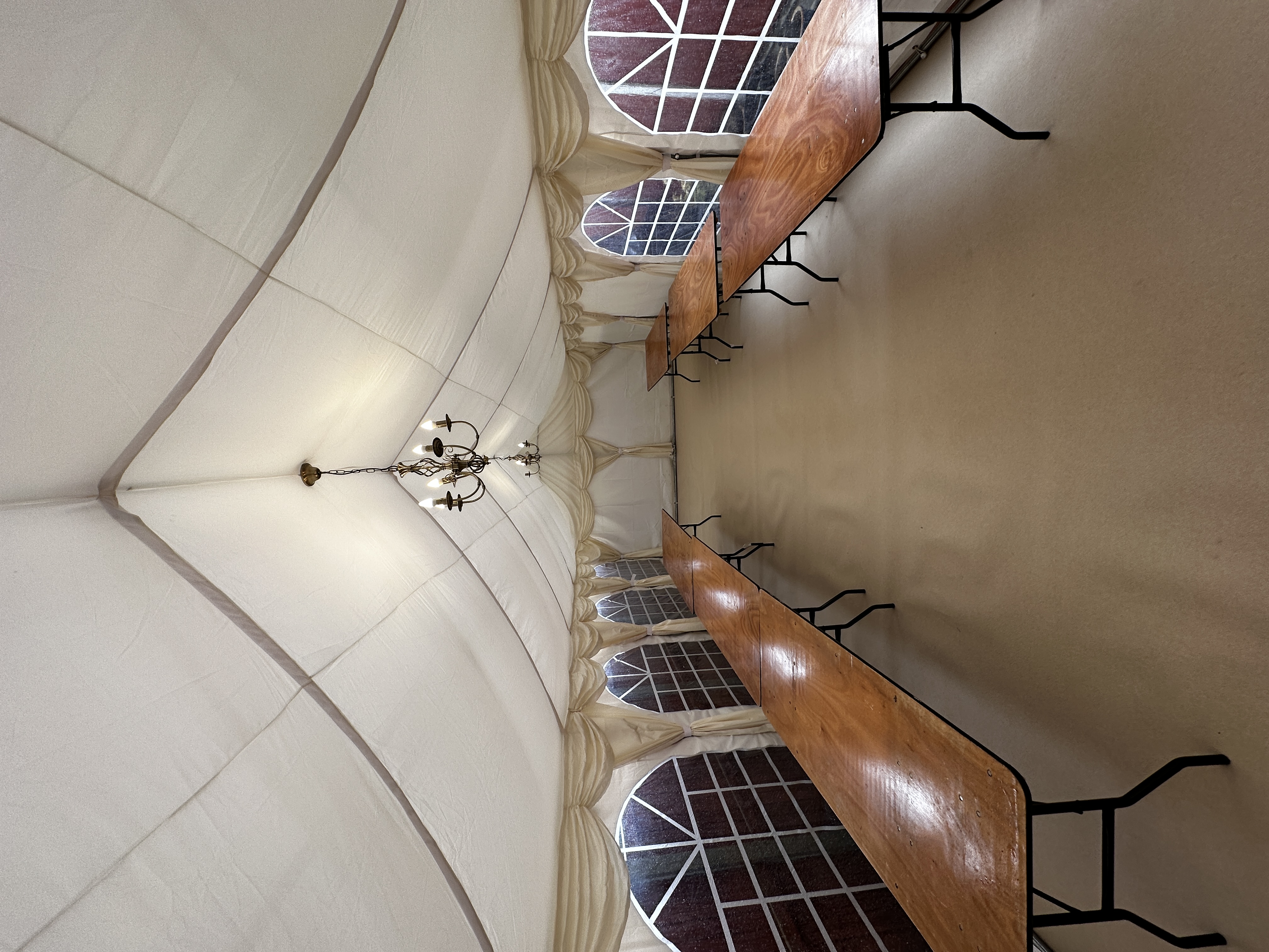 Marquee interior with chandelier — Regiis Events